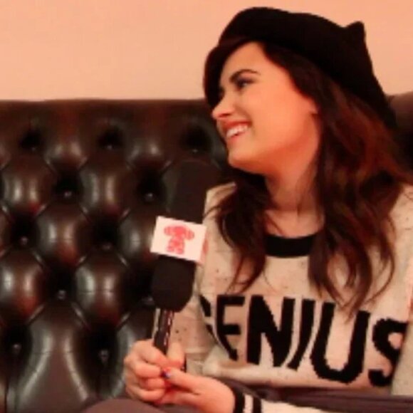 Topshop Genius Sweater ASO Taylor Swift and Demi Lovato - Picture 8 of 9